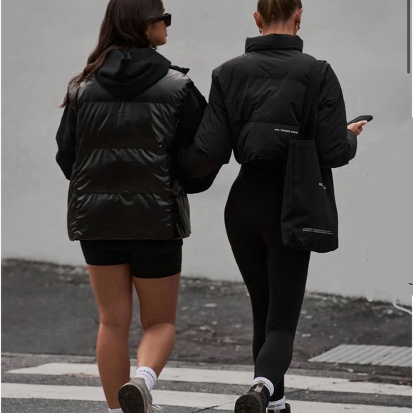 All Things Golden THE VEGAN PUFF™ REVERSIBLE CROP JACKET - PATENT/BLACK - Picture 3 of 13